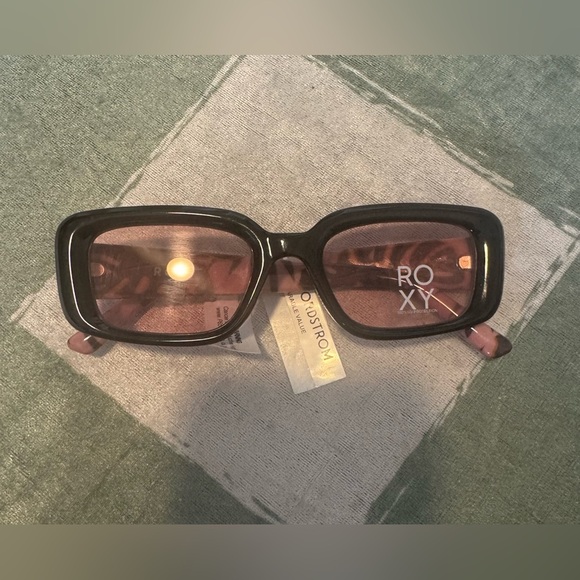 NWT Roxy Black Sunglasses with Pink Lenses - Picture 1 of 11
